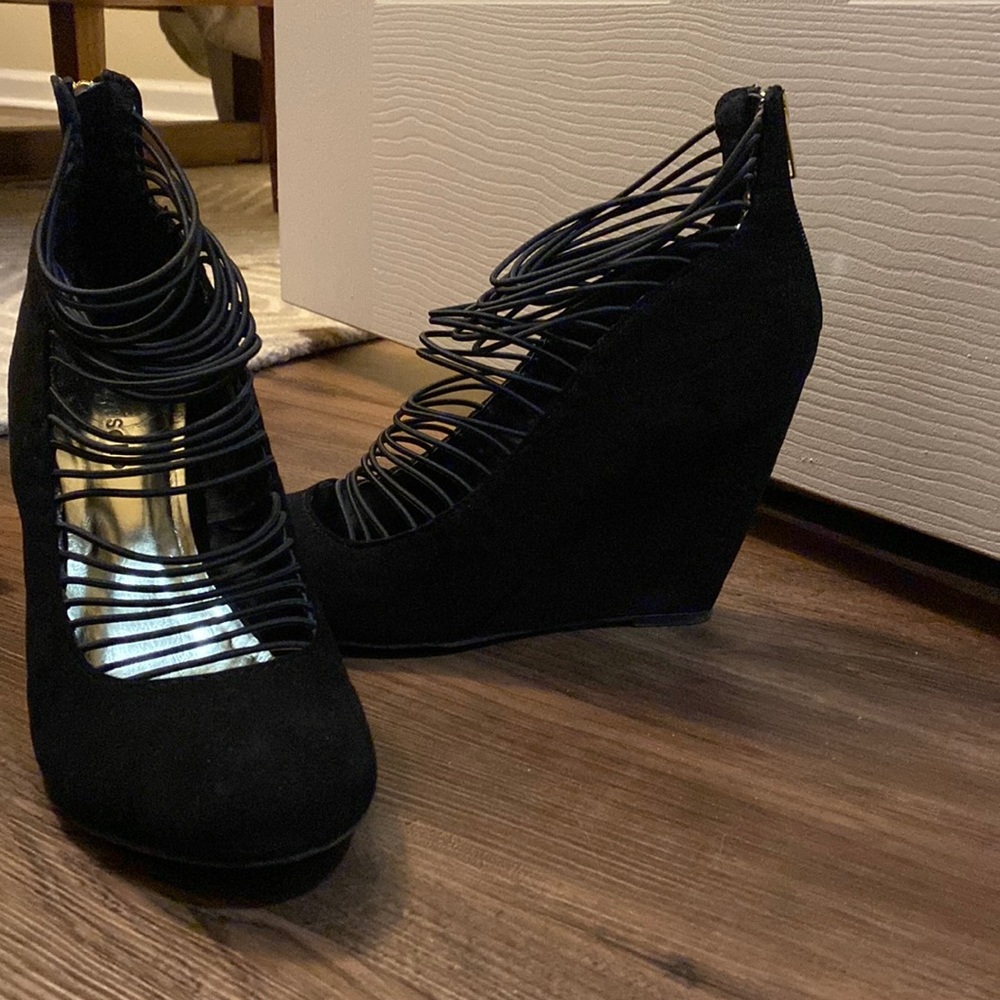 Black suede, round toe wedge
